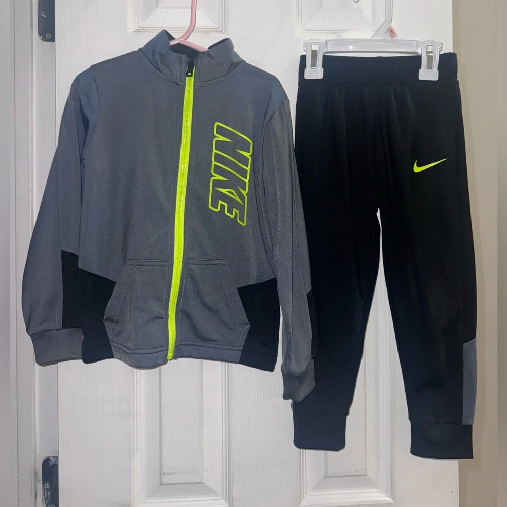 Nike Boys 2-Piece Track Set Full Zip Jacket Jogger Pants Gray Black 4T